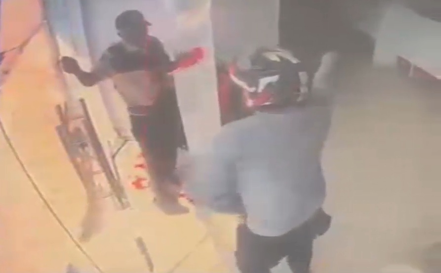 Gunman Executes Pharmacy Security Guard and Flees with His Service Weapon