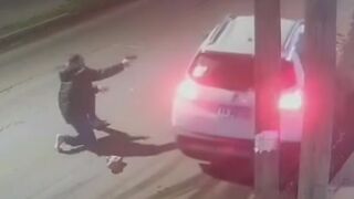 Argentina: Off Duty Officer Shoots Thieves Who Tried To Steal His SUV