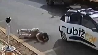 Woman jumps out of Uber in Sao Paulo