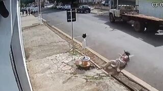 Woman jumps out of Uber in Sao Paulo