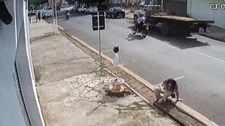 Woman jumps out of Uber in Sao Paulo