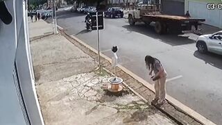 Woman jumps out of Uber in Sao Paulo