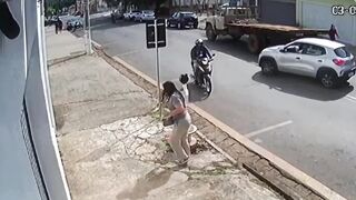 Woman jumps out of Uber in Sao Paulo