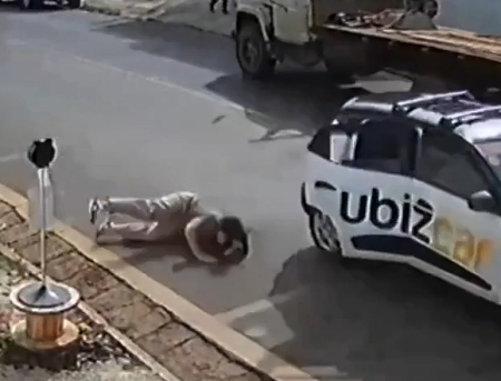 Woman jumps out of Uber in Sao Paulo