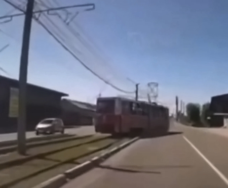 Tram derails in Russia
