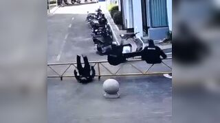 LoL "In China, a courier "throws down" three men"