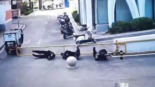LoL "In China, a courier "throws down" three men"