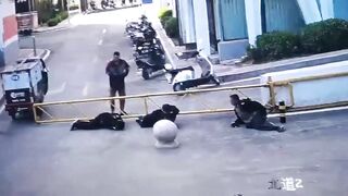 LoL "In China, a courier "throws down" three men"