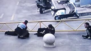 LoL "In China, a courier "throws down" three men"