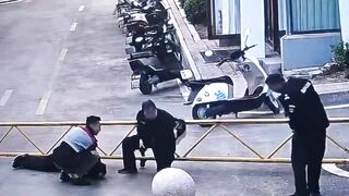 LoL "In China, a courier "throws down" three men"