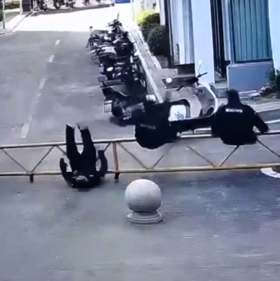 LoL "In China, a courier "throws down" three men"