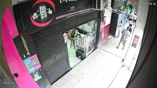 Hitman Executes Man in Broad Daylight Outside Cell Phone Repair Shop