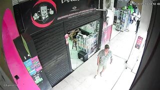 Hitman Executes Man in Broad Daylight Outside Cell Phone Repair Shop