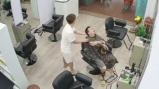 Barbershop Client Suffers A Sudden Seizure