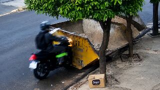 Motorcyclist thrown into dumpster after collision in the interior of São Paulo