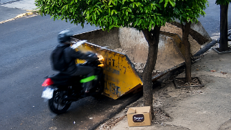 Motorcyclist thrown into dumpster after collision in the interior of São Paulo