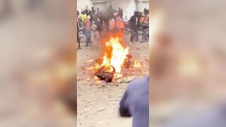 Bloodthirsty Crowd Tortures & Burns Two Suspected Thieves to Death in Horrific Lynchi