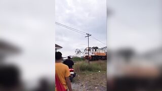 Motorcyclist Killed After Being Struck by Sangkuriang Train in Jember (Full)