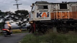 Motorcyclist Killed After Being Struck by Sangkuriang Train in Jember (Full)