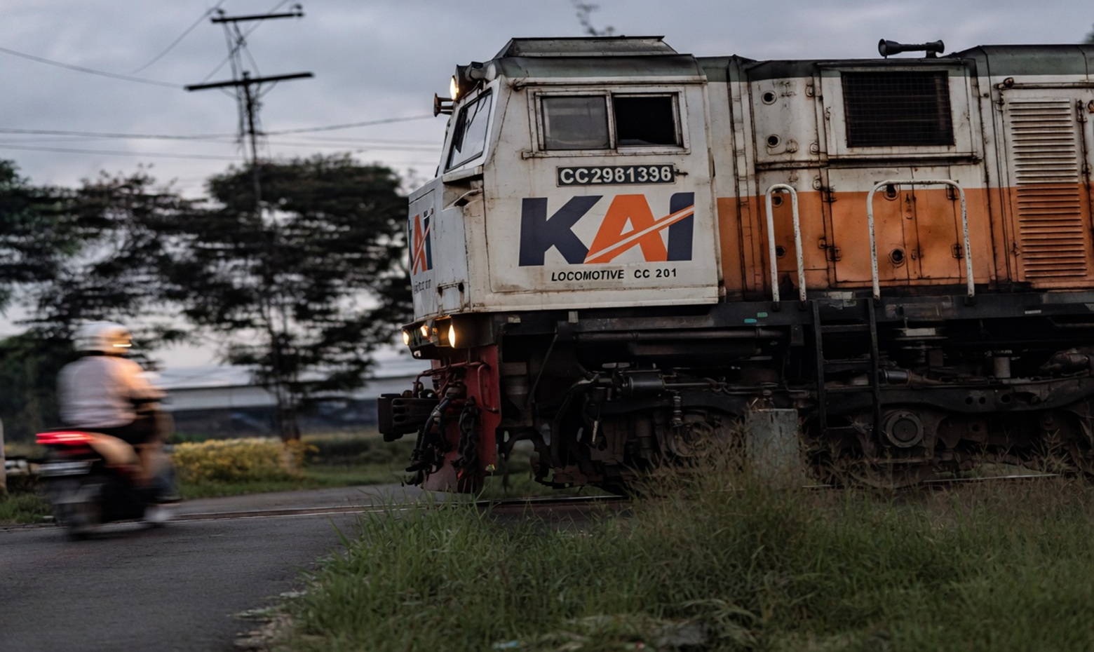 Motorcyclist Killed After Being Struck by Sangkuriang Train in Jember (Full)