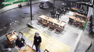 4 Masked Gunmen Pump Dozens of Rounds into Municipal Guard Outside Pizza Shop