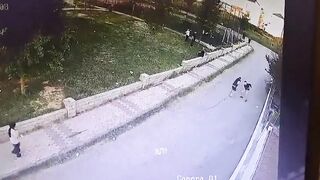 Adolescent Fatally Stabbed During Group Fight in Istanbul Neighborhood