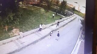 Adolescent Fatally Stabbed During Group Fight in Istanbul Neighborhood