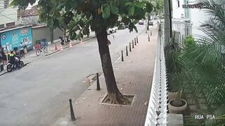 Failed Robbery Ends with Two Criminals Shot by Brazilian Officer (CCTV & Aftermath)