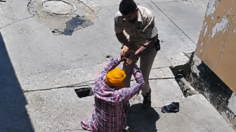 Prisoner Attacks Police Officer Before Being Killed