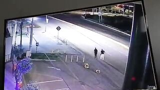 Sicario Follows The Victim And Calmly Shoots Him In The Head