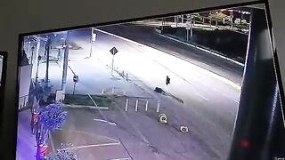 Sicario Follows The Victim And Calmly Shoots Him In The Head