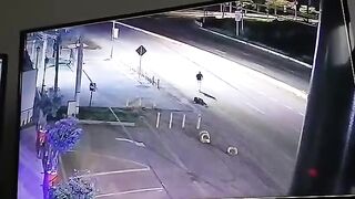 Sicario Follows The Victim And Calmly Shoots Him In The Head
