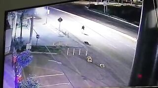 Sicario Follows The Victim And Calmly Shoots Him In The Head