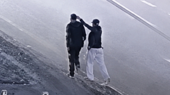 Sicario Follows The Victim And Calmly Shoots Him In The Head