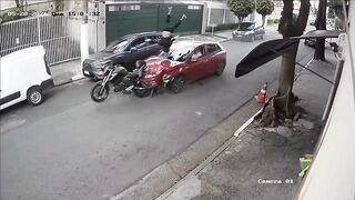 Driver Pursues and Runs Over Armed Motorcyclist After Failed Robbery Attempt