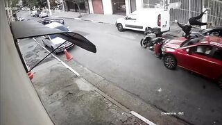 Driver Pursues and Runs Over Armed Motorcyclist After Failed Robbery Attempt