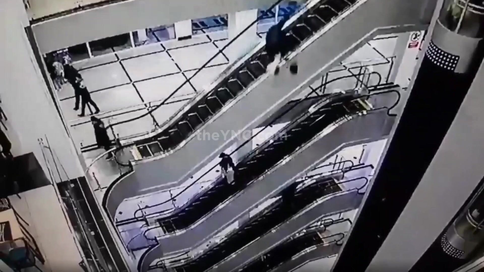 Classic: Carrying things while being at an escalator... Smart.