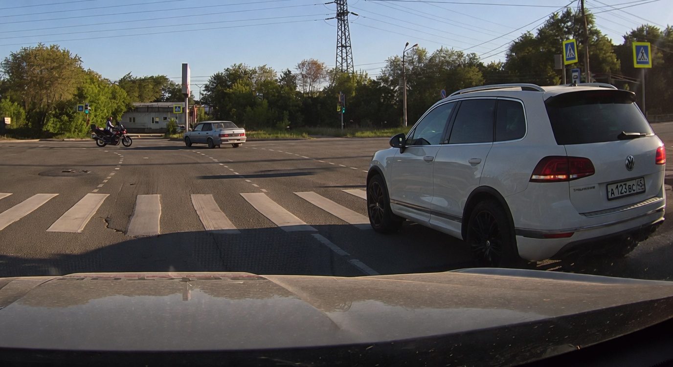 Death Ride: Biker Smashed to Pieces After Running Red Light in Chelyabinsk