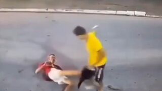 Horrific Stabbing: Blade Sinks into Man’s Neck During Heated Fight