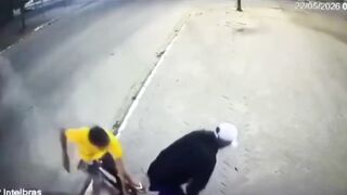 Horrific Stabbing: Blade Sinks into Man’s Neck During Heated Fight