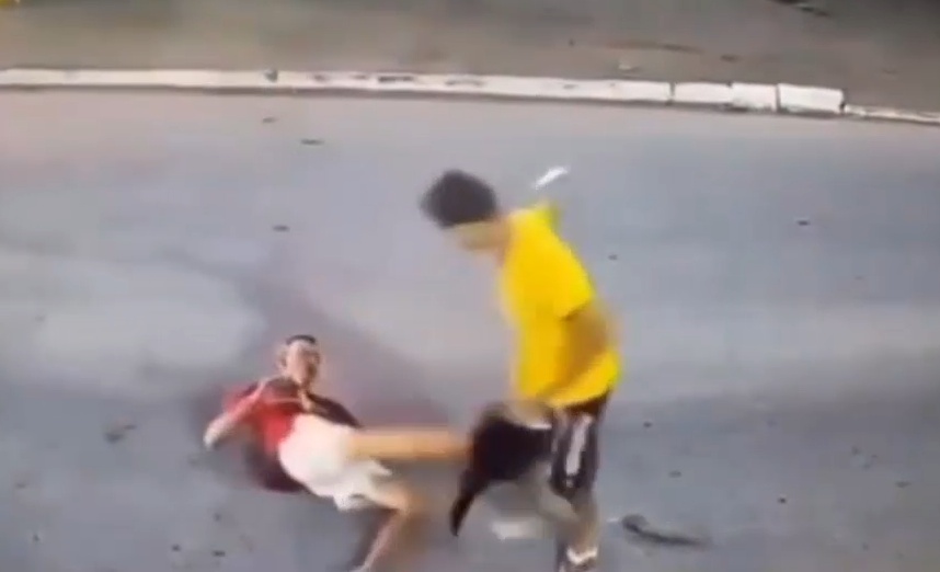 Horrific Stabbing: Blade Sinks into Man’s Neck During Heated Fight