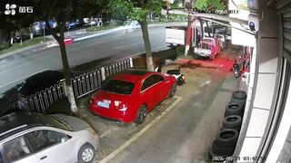Female Biker Records Her Own Crash