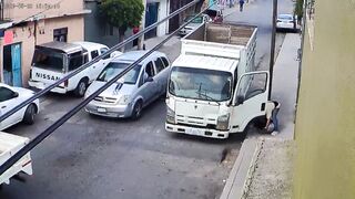 Bandit Stages A Fake Truck Breakdown To Knock Out And Rob An Unsespecting Passerby