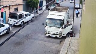 Bandit Stages A Fake Truck Breakdown To Knock Out And Rob An Unsespecting Passerby