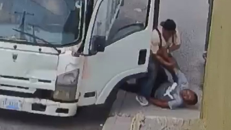Bandit Stages A Fake Truck Breakdown To Knock Out And Rob An Unsespecting Passerby