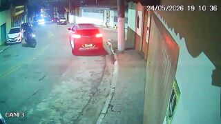 Off-Duty Cop Shoots & Kills Robber During Carjacking Attempt by Two Men on Motorcycle