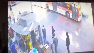 Two Criminals Shot After Attacking Off-Duty Cop for His Gold Chain