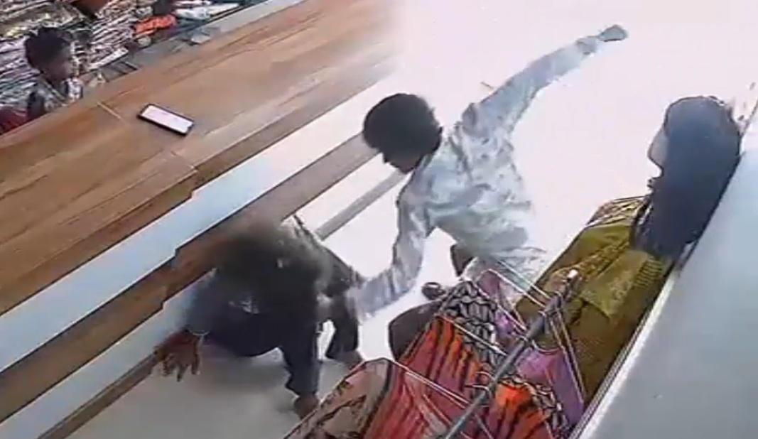 Man Brutally Assaults Girlfriend With Slaps, Punches and Kicks Inside Clothing Store