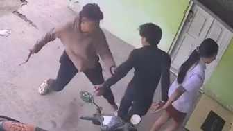 Dude Gets Stabbed And Punched Over A Girl In Indonesia