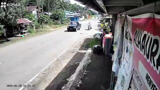 Mom’s Fatal Mistake Leaves Two Motorcyclists Crashed in Horror